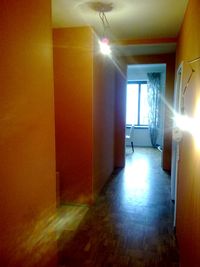 Flur in warmem Orange mit Holzdielen